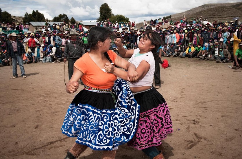 Tập tục lạ của người Peru: Lao vào đánh nhau để chào năm mới, bõ tức lại ôm cái giảng hòa-3