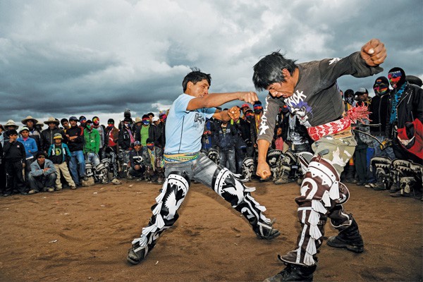 Tập tục lạ của người Peru: Lao vào đánh nhau để chào năm mới, bõ tức lại ôm cái giảng hòa-4