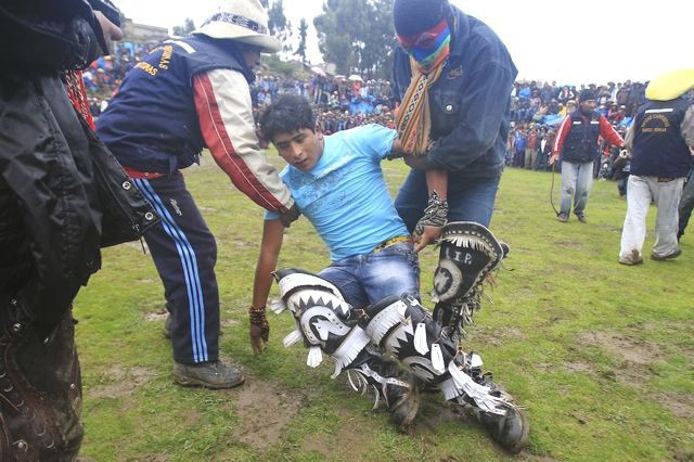Tập tục lạ của người Peru: Lao vào đánh nhau để chào năm mới, bõ tức lại ôm cái giảng hòa-5