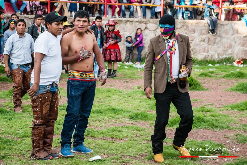 Tập tục lạ của người Peru: Lao vào đánh nhau để chào năm mới, bõ tức lại ôm cái giảng hòa-6
