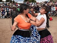Tập tục lạ của người Peru: Lao vào đánh nhau để chào năm mới, bõ tức lại ôm cái giảng hòa