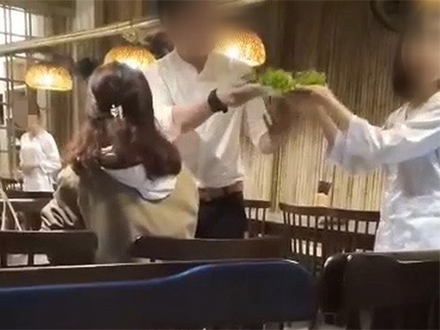 Xôn xao vụ nữ khách hàng đòi ''đuổi thẳng cổ'' nhân viên nhà hàng ở Đà Nẵng chỉ vì... mang nhầm rau có hành