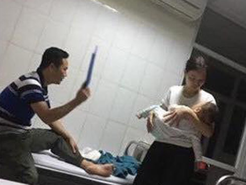 Thay vợ trông 4 đứa con nhưng quá mệt, ông chồng có cách xử lý một mũi tên trúng 2 đích khiến tất cả nể phục-2