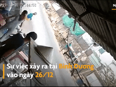 Xe máy lao thẳng vào xe bán hàng bên vỉa hè