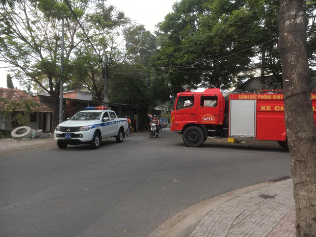 Huy động nhiều Cảnh sát, xe chữa cháy đến khống chế thanh niên nghi ngáo đá cố thủ đòi đốt nhà-2