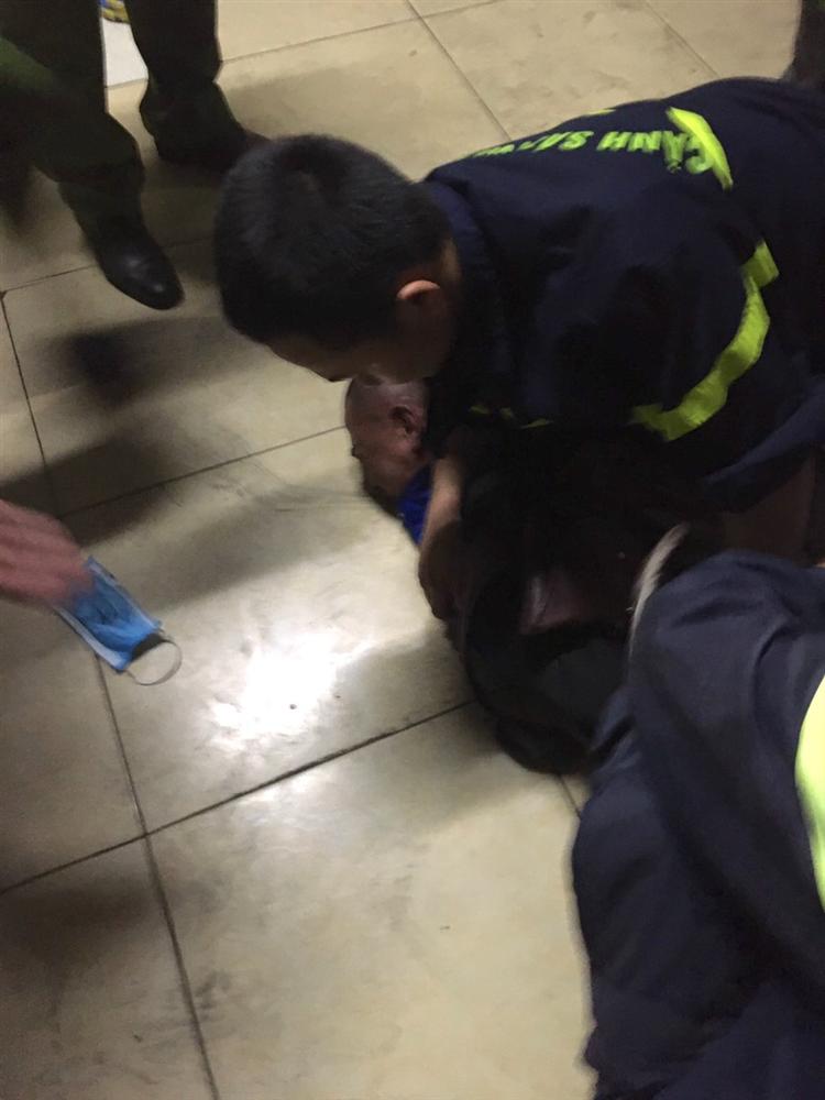 Vụ gã đàn ông đốt bệnh viện, đòi hiếp dâm nữ y tá: Nạn nhân vẫn còn hoảng loạn-4