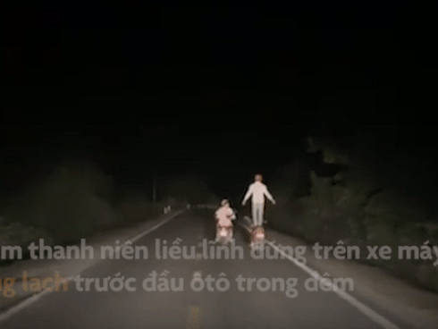 Hố ga giữa đường nổ tung hất văng lái xe máy lên trời-1