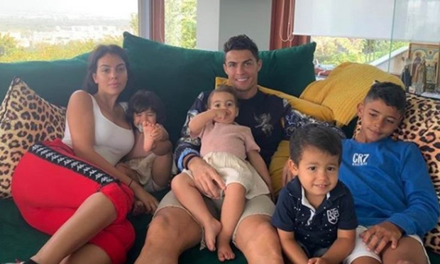 Bỏ ngoài tai tin đồn nhắn tin với gái lạ, Ronaldo khiến các fan tan chảy bằng câu nói ngọt ngào dành cho cô người yêu nóng bỏng-3