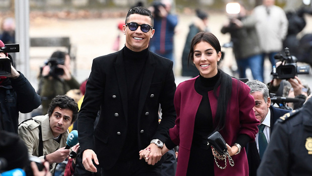 Bỏ ngoài tai tin đồn nhắn tin với gái lạ, Ronaldo khiến các fan tan chảy bằng câu nói ngọt ngào dành cho cô người yêu nóng bỏng-2