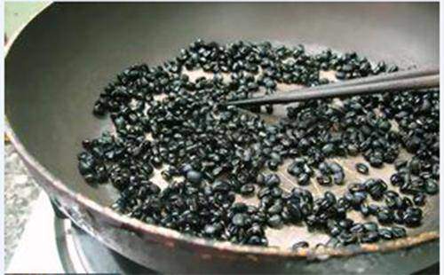 Rang đậu đen lên đun lấy nước, uống đến đâu mỡ bụng đánh bay tới đó-4