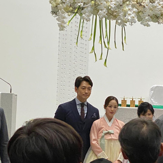 Lộ hình ảnh hiếm hoi của Bi Rain và Kim Tae Hee trong đám cưới em trai-1