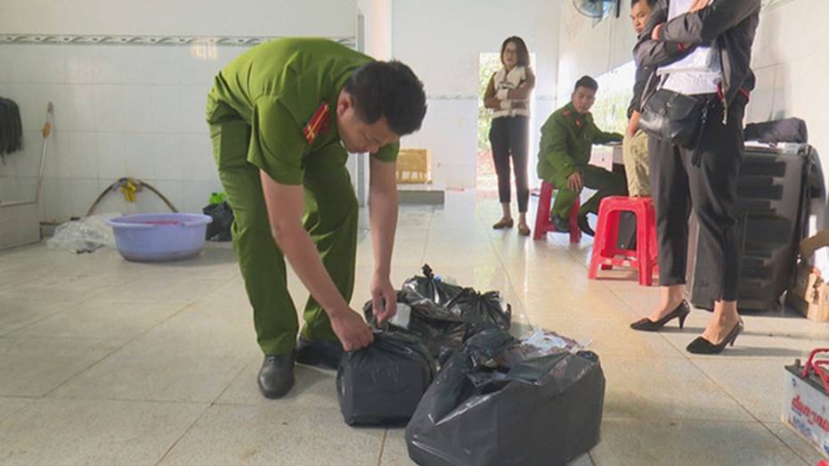 Heo nái bôi đỏ thành thịt bò rồi đưa chế biến cỗ cưới-1