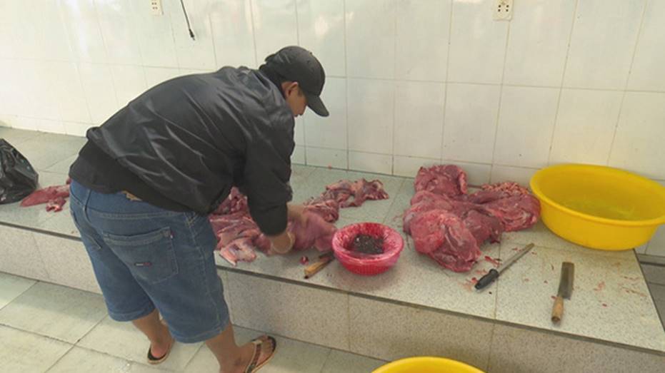 Heo nái bôi đỏ thành thịt bò rồi đưa chế biến cỗ cưới-2