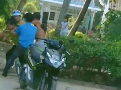 Hà Nội: Chỉ vì chiếc vé xe máy, bảo vệ chung cư hành hung khách gửi xe, dọa đánh chết-3