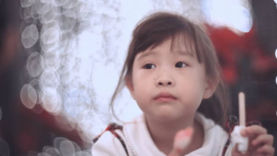 Thấy con gái tự giác dậy sớm học bài, bố mỉm cười tới xoa đầu nhưng điếng người vì sự thật-3