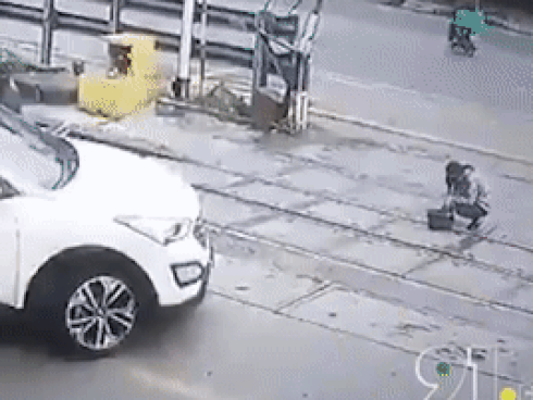 Nữ nhân viên đường sắt bị ôtô 'nuốt chửng' vào trong gầm xe