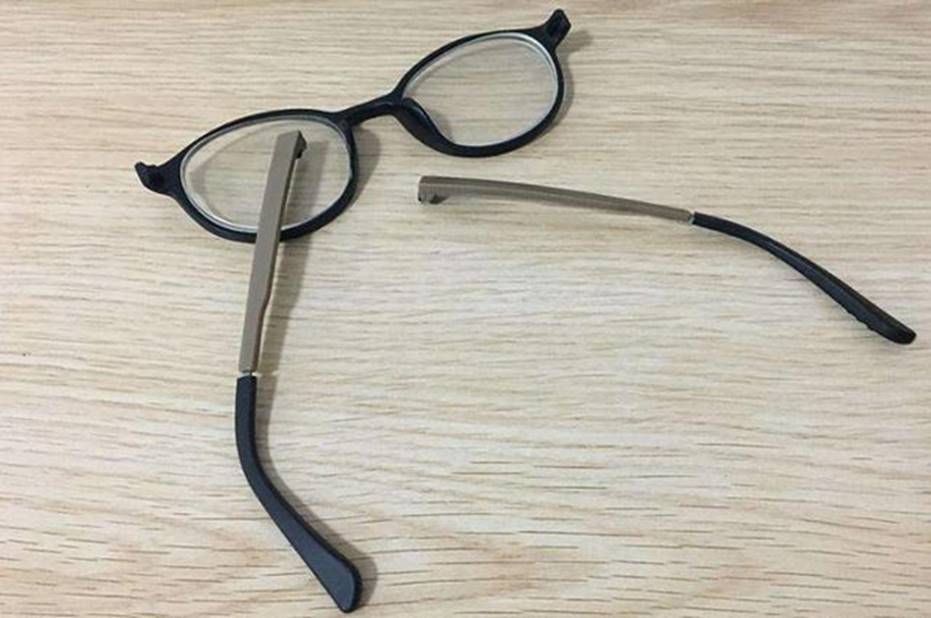 Cháu trai làm vỡ kính của bạn cùng lớp và bị yêu cầu bồi thường, bà nội có cách hành xử đến giáo viên cũng sửng sốt-2