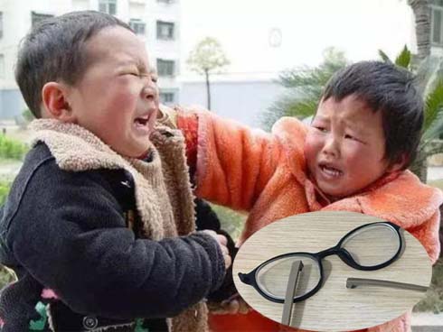 Bắt quả tang học sinh trốn trong WC hút thuốc, phản ứng cậu không thoát được đâu của thầy giáo khiến ai cũng buồn cười-2