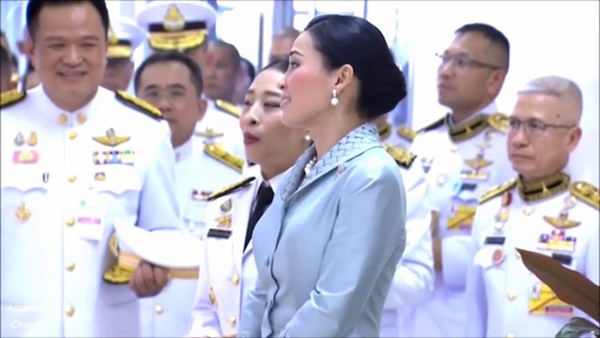 Sau khi Hoàng quý phi bị phế truất, Hoàng hậu Thái Lan ngày càng ghi điểm trước công chúng nhờ hai khoảnh khắc ý nghĩa gần đây-3