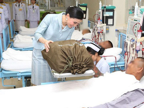 Vợ chồng Quốc vương Thái Lan phát hành thiệp mừng năm mới, đáng chú ý là 4 người con trai không được thừa nhận có hành động bất ngờ-3