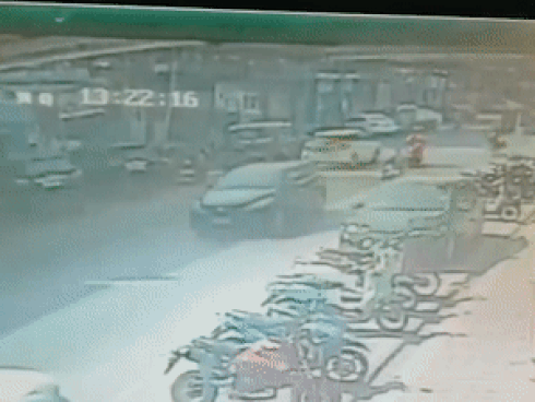 Hố ga giữa đường nổ tung hất văng lái xe máy lên trời