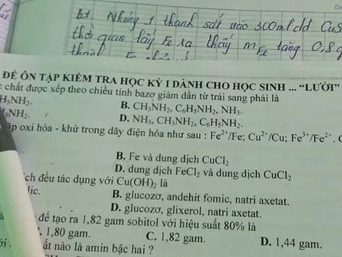 Thầy chủ nhiệm cho đề cương ôn tập không quên mắng cả lớp 1 câu, chẳng học sinh nào sợ còn phản ứng hài hước