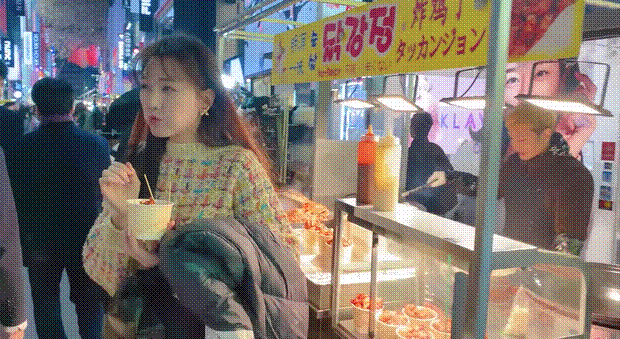 Xem vợ chồng Hari Won ăn sập Seoul nhưng khán giả lại chỉ chú ý đến hành động ấm lòng của Trấn Thành với người Việt bán hàng ở đây!-1