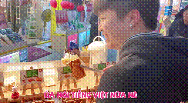 Xem vợ chồng Hari Won ăn sập Seoul nhưng khán giả lại chỉ chú ý đến hành động ấm lòng của Trấn Thành với người Việt bán hàng ở đây!-4