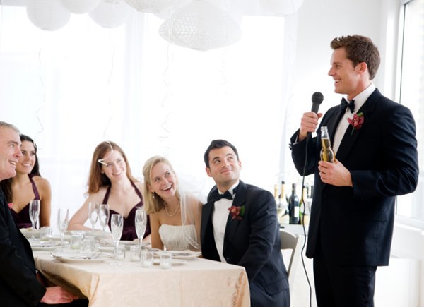 Chú rể thâm sâu vạch mặt 8 người đàn ông ngoại tình với cô dâu bằng những chiếc đĩa ngay tại đám cưới khiến ai cũng há hốc mồm-2