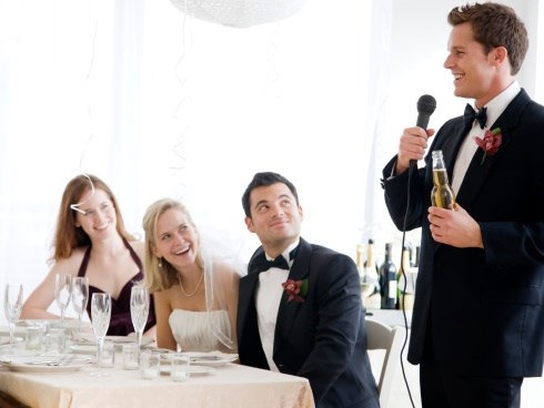 Chú rể thâm sâu vạch mặt 8 người đàn ông ngoại tình với cô dâu bằng những chiếc đĩa ngay tại đám cưới khiến ai cũng há hốc mồm