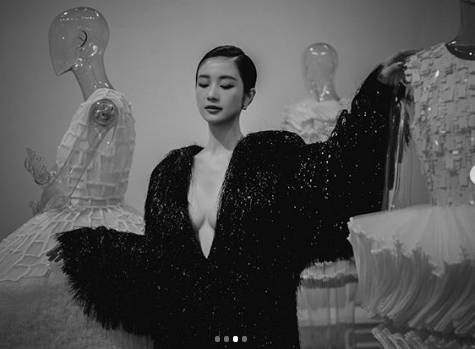 Mỹ nhân bị gạ gẫm ngủ 1 đêm bao nhiêu tiền cũng được mặc hững hờ ngực đầy gợi cảm-2