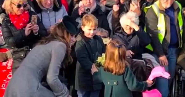 Hé lộ tiểu soái ca” khiến Công chúa Charlotte ôm bó hoa khư khư không rời và từ chối cho phụ tá cầm giúp-1
