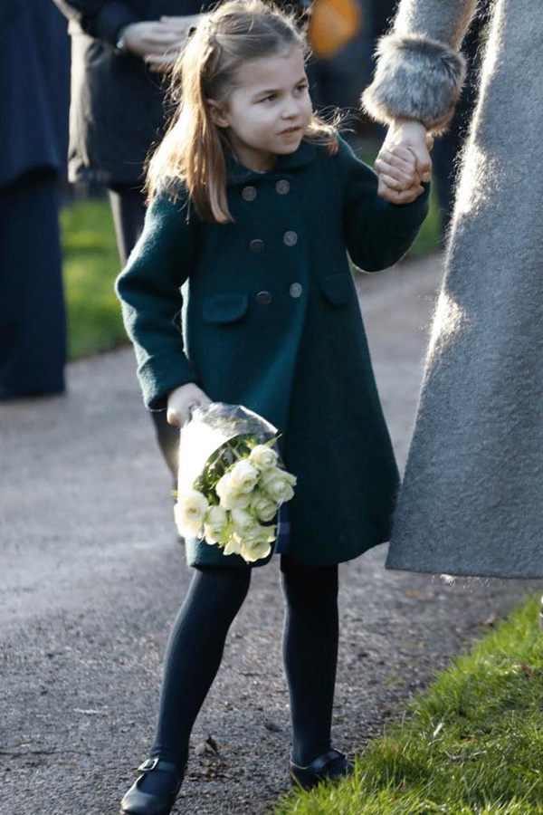 Hé lộ tiểu soái ca” khiến Công chúa Charlotte ôm bó hoa khư khư không rời và từ chối cho phụ tá cầm giúp-6