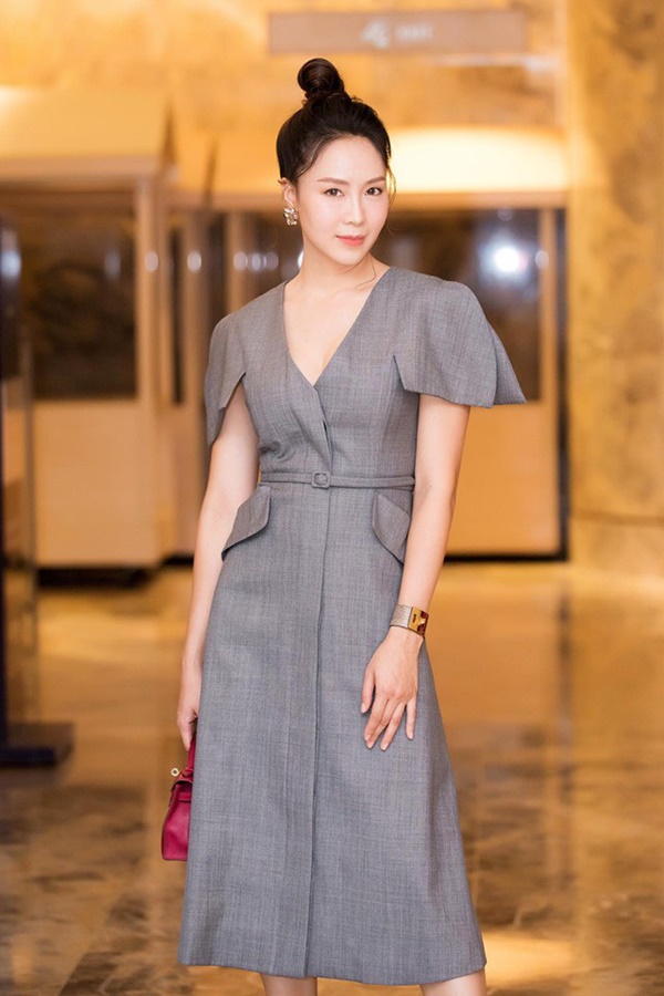 Hậu Hoa hồng trên ngực trái: Khuê lột xác thời thượng bất ngờ, đồ hiệu cũng diện tới bến, U40 mà cá tính như mới đôi mươi vậy-3