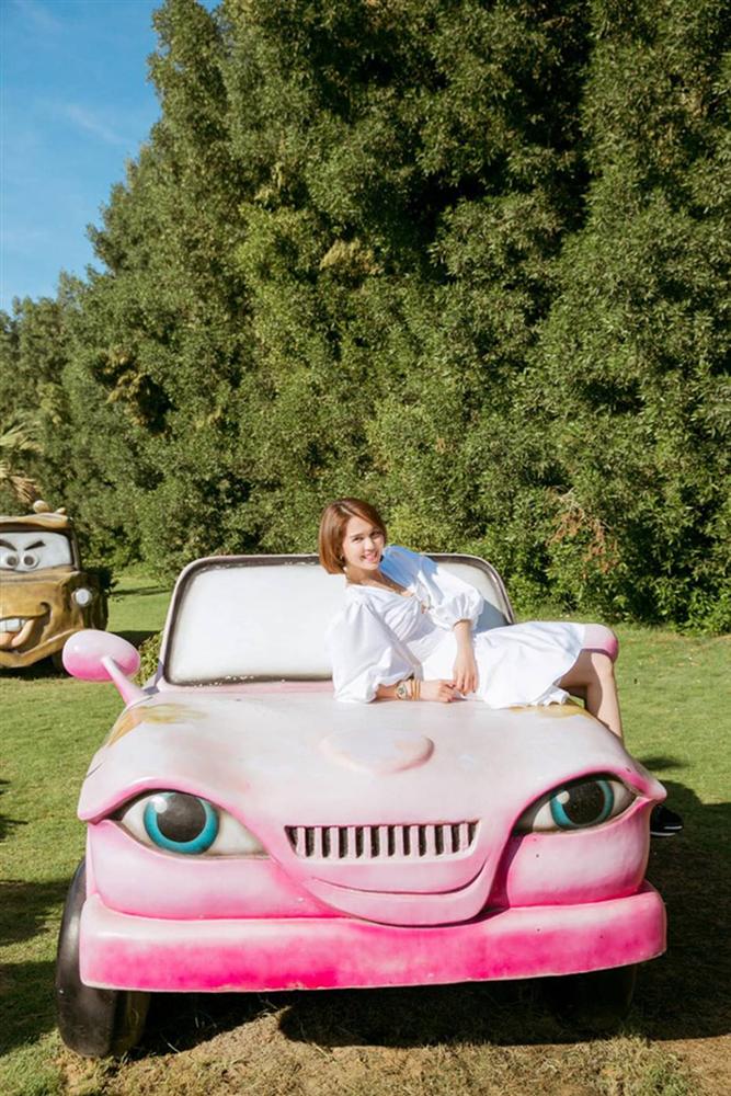 Ngọc Trinh khoe body mướt mắt với bikini nhỏ xíu, cưỡi lạc đà cùng trai đẹp 6 múi trên bãi biển Dubai-2