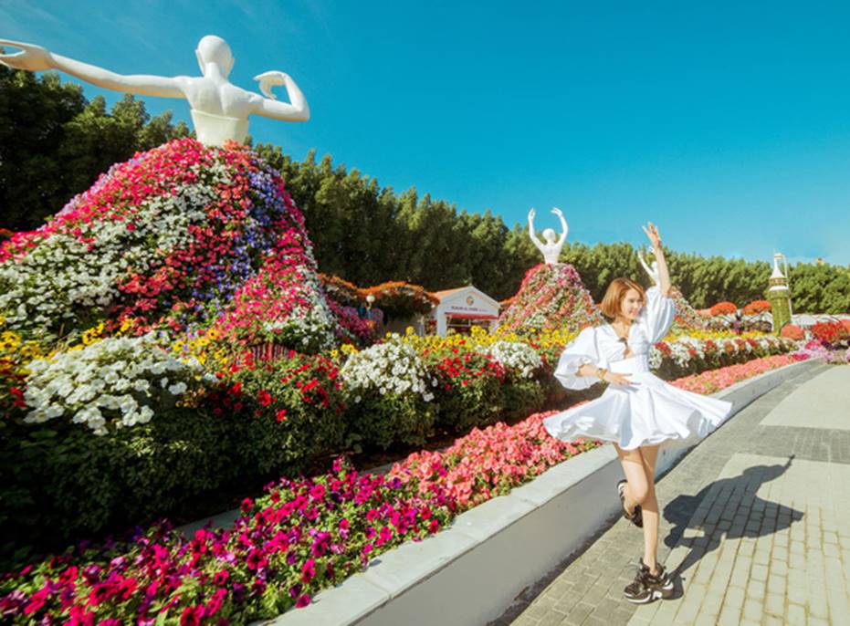 Ngọc Trinh khoe body mướt mắt với bikini nhỏ xíu, cưỡi lạc đà cùng trai đẹp 6 múi trên bãi biển Dubai-3