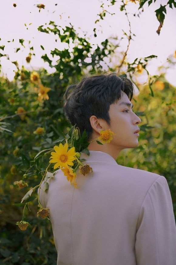 Thầy Ngạn Mắt Biếc tung loạt ảnh khoe góc nghiêng thần thánh-1