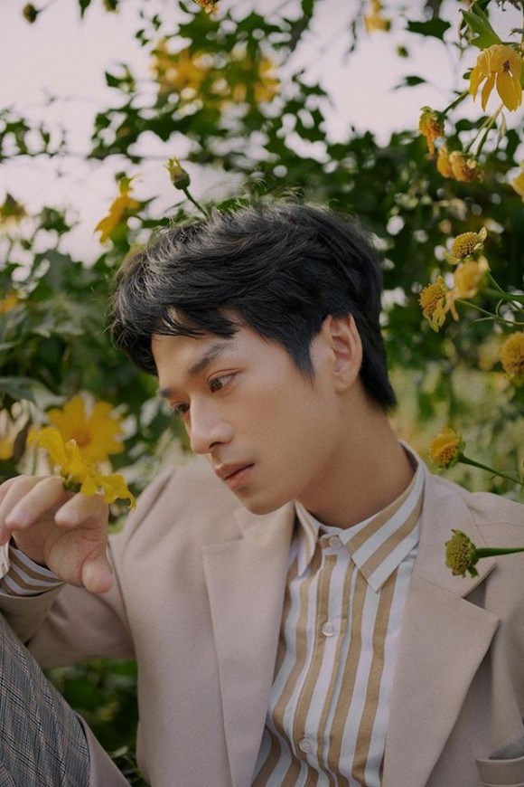 Thầy Ngạn Mắt Biếc tung loạt ảnh khoe góc nghiêng thần thánh-3