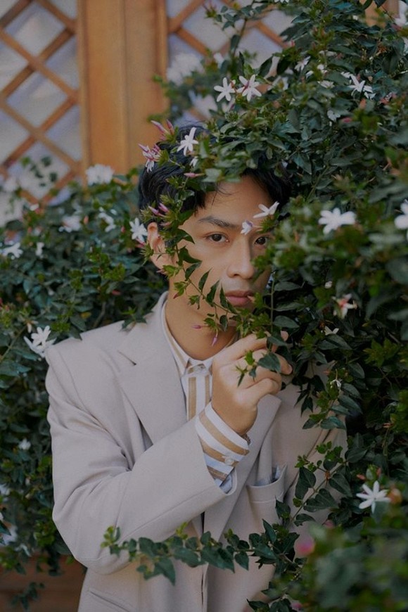 Thầy Ngạn Mắt Biếc tung loạt ảnh khoe góc nghiêng thần thánh-4