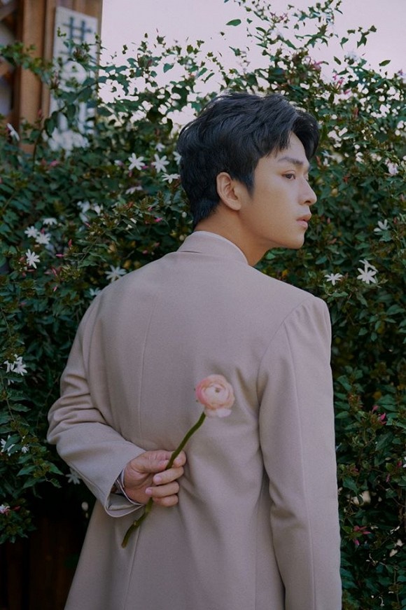 Thầy Ngạn Mắt Biếc tung loạt ảnh khoe góc nghiêng thần thánh-5