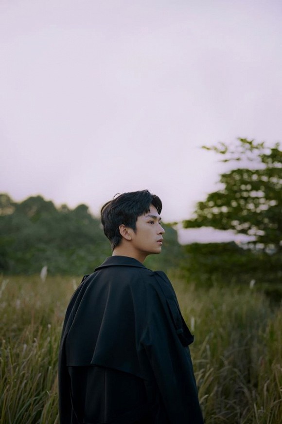 Thầy Ngạn Mắt Biếc tung loạt ảnh khoe góc nghiêng thần thánh-6