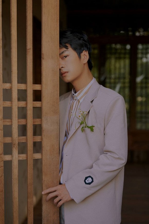 Thầy Ngạn Mắt Biếc tung loạt ảnh khoe góc nghiêng thần thánh-7