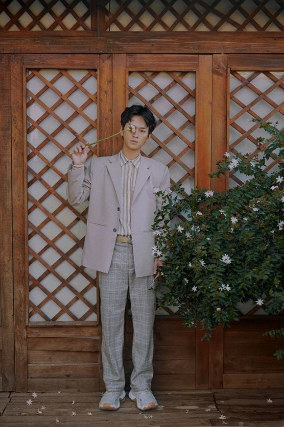 Thầy Ngạn Mắt Biếc tung loạt ảnh khoe góc nghiêng thần thánh-8