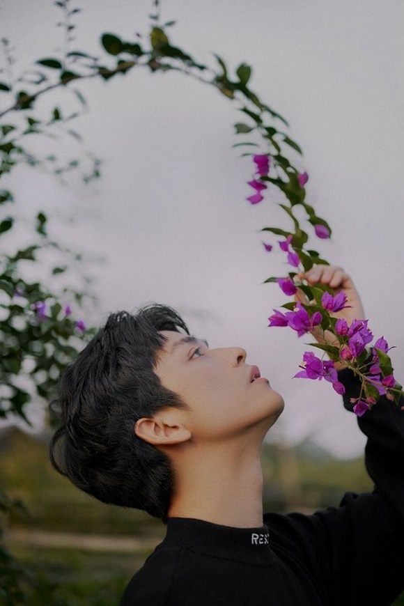 Thầy Ngạn Mắt Biếc tung loạt ảnh khoe góc nghiêng thần thánh-9