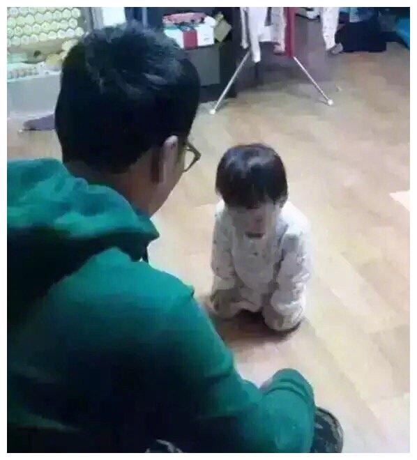 Về nhà thấy con trai bị bố phạt quỳ, mẹ hốt hoảng hỏi lý do thì được đưa cho 1 thứ, nhìn xong không biết nên khóc hay cười-1