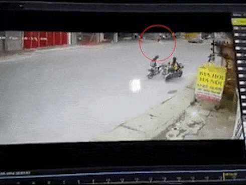 Cháu bé chạy qua đường bị ôtô đâm văng hơn 10 m