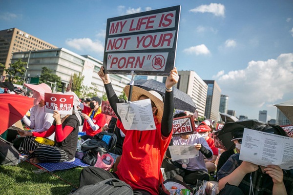 Goo Hara, cô gái sắp cưới phải tự tử và bao nhiêu phụ nữ phải mất mạng thì những kẻ xấu mới nhận ra quay lén, xin link có thể giết người?-8