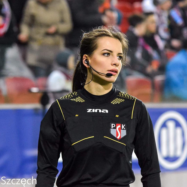 Đứng hình trước nữ trọng tài quyền rũ nhất thế giới: Đã xinh đẹp lại sở hữu body cực nóng bỏng, khiến cánh cầu thủ chỉ muốn phạm lỗi để nhận thẻ-1