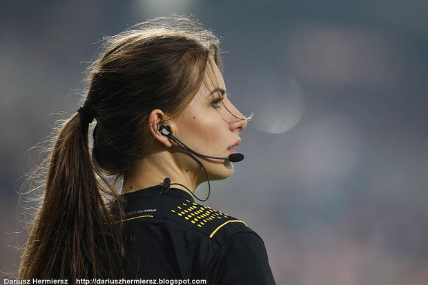 Đứng hình trước nữ trọng tài quyền rũ nhất thế giới: Đã xinh đẹp lại sở hữu body cực nóng bỏng, khiến cánh cầu thủ chỉ muốn phạm lỗi để nhận thẻ-11