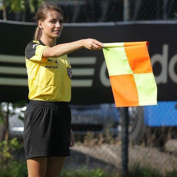 Đứng hình trước nữ trọng tài quyền rũ nhất thế giới: Đã xinh đẹp lại sở hữu body cực nóng bỏng, khiến cánh cầu thủ chỉ muốn phạm lỗi để nhận thẻ-2